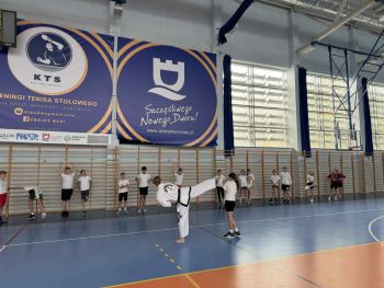 sale gimnastyczne w szkołach, ćwiczące dzieci, instruktorzy