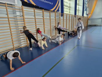 sale gimnastyczne w szkołach, ćwiczące dzieci, instruktorzy