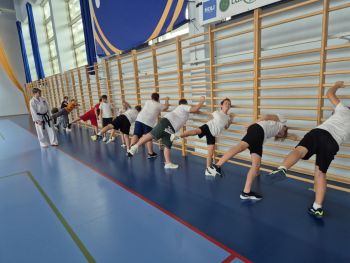 sale gimnastyczne w szkołach, ćwiczące dzieci, instruktorzy