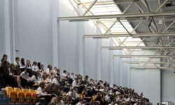 dzieci w kolorowych strojach, występy dzieci, hala sportowa, zaproszeni goście na trybunach