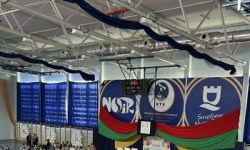 dzieci w kolorowych strojach, występy dzieci, hala sportowa, zaproszeni goście na trybunach