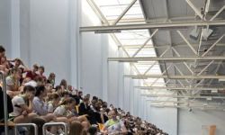 dzieci w kolorowych strojach, występy dzieci, hala sportowa, zaproszeni goście na trybunach