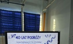 dzieci w kolorowych strojach, występy dzieci, hala sportowa, zaproszeni goście na trybunach