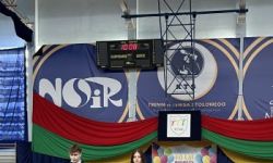 dzieci w kolorowych strojach, występy dzieci, hala sportowa, zaproszeni goście na trybunach