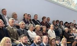 dzieci w kolorowych strojach, występy dzieci, hala sportowa, zaproszeni goście na trybunach