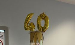 dzieci w kolorowych strojach, występy dzieci, hala sportowa, zaproszeni goście na trybunach