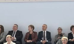 dzieci w kolorowych strojach, występy dzieci, hala sportowa, zaproszeni goście na trybunach