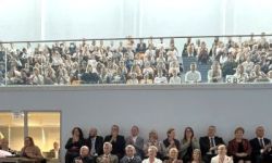 dzieci w kolorowych strojach, występy dzieci, hala sportowa, zaproszeni goście na trybunach