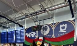 dzieci w kolorowych strojach, występy dzieci, hala sportowa, zaproszeni goście na trybunach