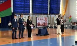 dzieci w kolorowych strojach, występy dzieci, hala sportowa, zaproszeni goście na trybunach