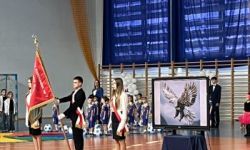 dzieci w kolorowych strojach, występy dzieci, hala sportowa, zaproszeni goście na trybunach