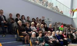 dzieci w kolorowych strojach, występy dzieci, hala sportowa, zaproszeni goście na trybunach