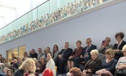 dzieci w kolorowych strojach, występy dzieci, hala sportowa, zaproszeni goście na trybunach