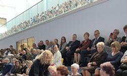 dzieci w kolorowych strojach, występy dzieci, hala sportowa, zaproszeni goście na trybunach