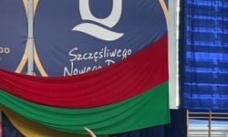 dzieci w kolorowych strojach, występy dzieci, hala sportowa, zaproszeni goście na trybunach