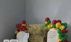 dzieci w kolorowych strojach, występy dzieci, hala sportowa, zaproszeni goście na trybunach