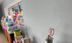 dzieci w kolorowych strojach, występy dzieci, hala sportowa, zaproszeni goście na trybunach