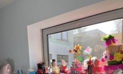 dzieci w kolorowych strojach, występy dzieci, hala sportowa, zaproszeni goście na trybunach