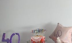 dzieci w kolorowych strojach, występy dzieci, hala sportowa, zaproszeni goście na trybunach