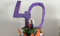 dzieci w kolorowych strojach, występy dzieci, hala sportowa, zaproszeni goście na trybunach