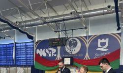 dzieci w kolorowych strojach, występy dzieci, hala sportowa, zaproszeni goście na trybunach