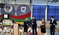 dzieci w kolorowych strojach, występy dzieci, hala sportowa, zaproszeni goście na trybunach