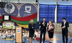 dzieci w kolorowych strojach, występy dzieci, hala sportowa, zaproszeni goście na trybunach