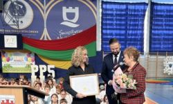 dzieci w kolorowych strojach, występy dzieci, hala sportowa, zaproszeni goście na trybunach