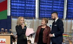 dzieci w kolorowych strojach, występy dzieci, hala sportowa, zaproszeni goście na trybunach