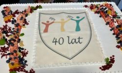 dzieci w kolorowych strojach, występy dzieci, hala sportowa, zaproszeni goście na trybunach