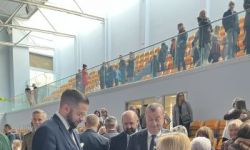 dzieci w kolorowych strojach, występy dzieci, hala sportowa, zaproszeni goście na trybunach