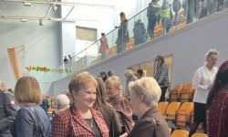 dzieci w kolorowych strojach, występy dzieci, hala sportowa, zaproszeni goście na trybunach