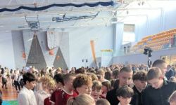 dzieci w kolorowych strojach, występy dzieci, hala sportowa, zaproszeni goście na trybunach