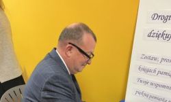 dzieci w kolorowych strojach, występy dzieci, hala sportowa, zaproszeni goście na trybunach