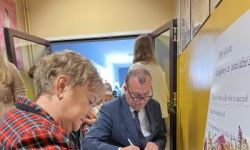 dzieci w kolorowych strojach, występy dzieci, hala sportowa, zaproszeni goście na trybunach