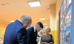 dzieci w kolorowych strojach, występy dzieci, hala sportowa, zaproszeni goście na trybunach