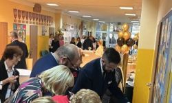 dzieci w kolorowych strojach, występy dzieci, hala sportowa, zaproszeni goście na trybunach