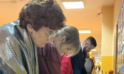 dzieci w kolorowych strojach, występy dzieci, hala sportowa, zaproszeni goście na trybunach