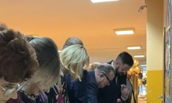 dzieci w kolorowych strojach, występy dzieci, hala sportowa, zaproszeni goście na trybunach