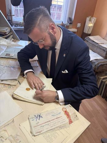 spotkanie z rodziną, osoby zebrane w dawnym mieszkaniu, prezentacja