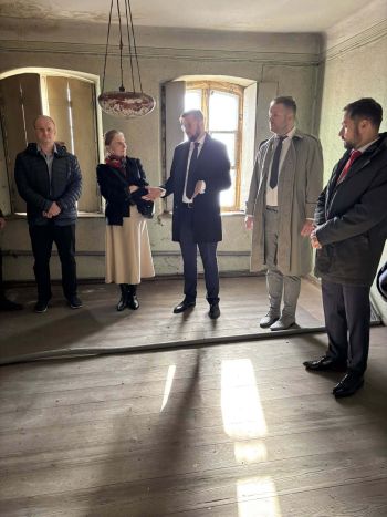 spotkanie z rodziną, osoby zebrane w dawnym mieszkaniu, prezentacja