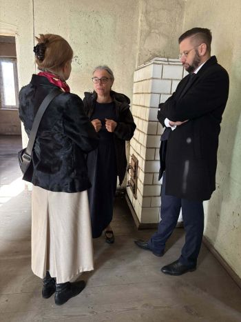 spotkanie z rodziną, osoby zebrane w dawnym mieszkaniu, prezentacja