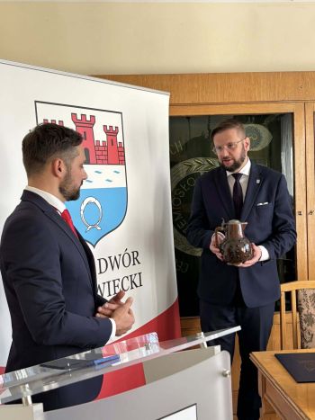 spotkanie z rodziną, osoby zebrane w dawnym mieszkaniu, prezentacja