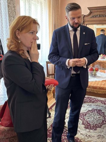 spotkanie z rodziną, osoby zebrane w dawnym mieszkaniu, prezentacja