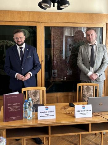 spotkanie z rodziną, osoby zebrane w dawnym mieszkaniu, prezentacja