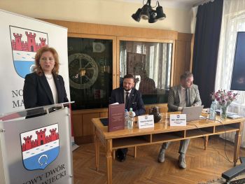 spotkanie z rodziną, osoby zebrane w dawnym mieszkaniu, prezentacja