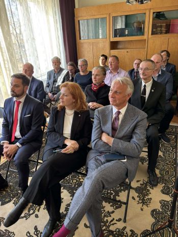 spotkanie z rodziną, osoby zebrane w dawnym mieszkaniu, prezentacja