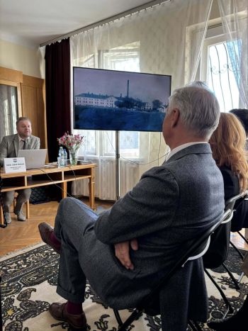 spotkanie z rodziną, osoby zebrane w dawnym mieszkaniu, prezentacja