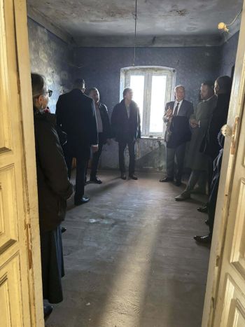 spotkanie z rodziną, osoby zebrane w dawnym mieszkaniu, prezentacja