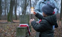 przebieg uroczystości, składanie kwiatów pod pomnikami, przemarsz z biało-czerwoną flagą, wspólne odtańczenie poloneza